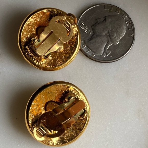 Host pick Authentic Vintage Chanel gold plated Clip on earrings - Picture 13 of 17